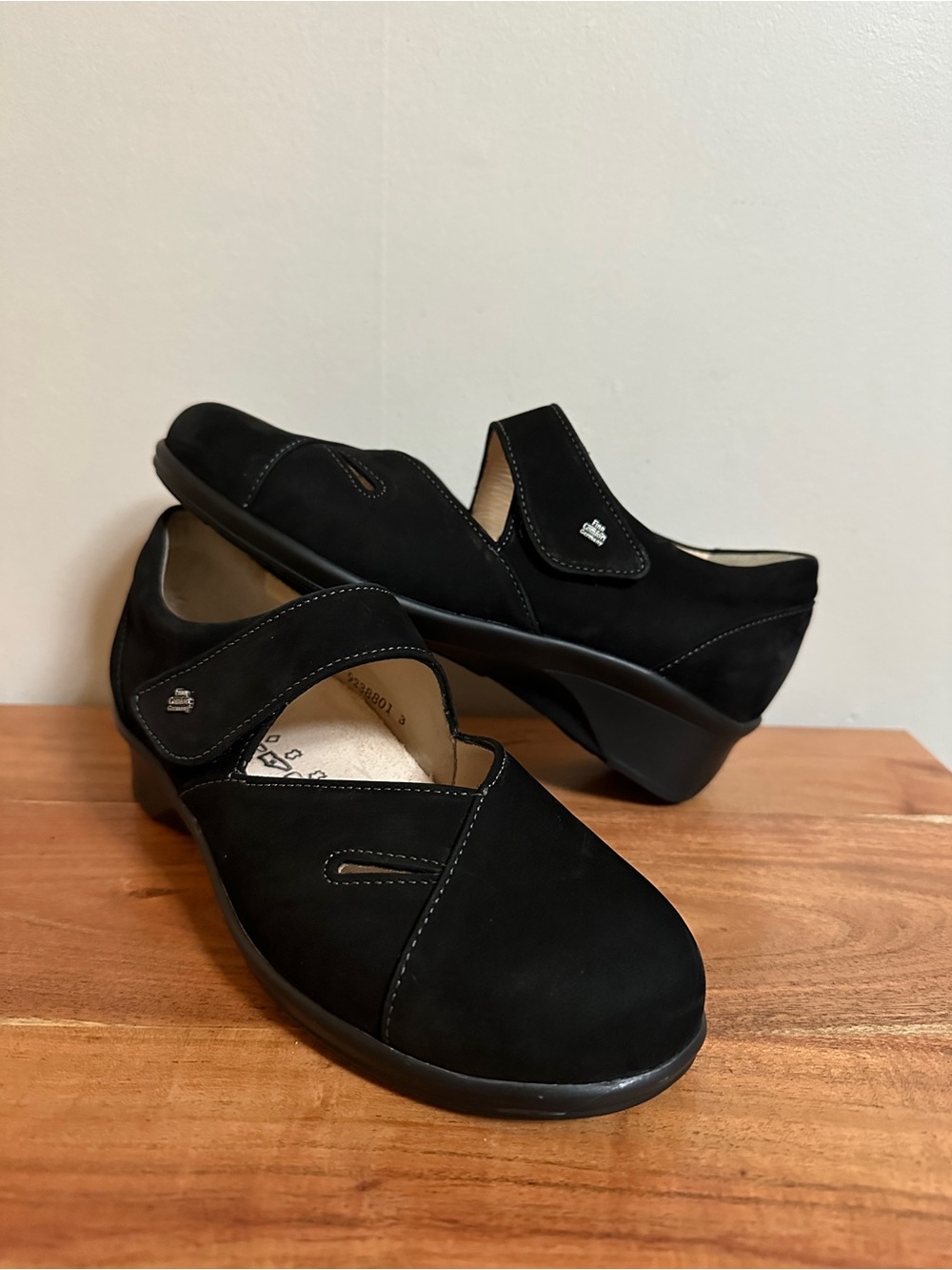 Finn Comfort Black Aquila hook and loop strap modern shoe size 5.5